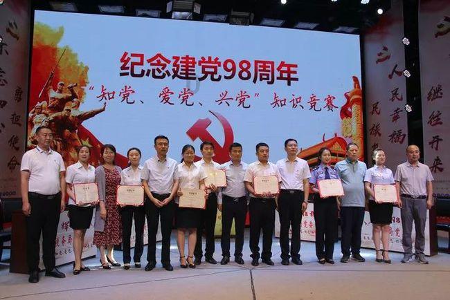 逃离残破的机舱